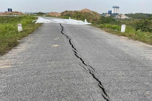 Hà Nội công bố tình huống khẩn cấp sạt lở bờ tả sông Hồng
