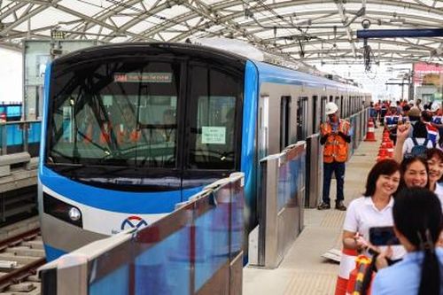 Tàu metro số 1 đón hơn 90.000 lượt khách ngày Giáng sinh