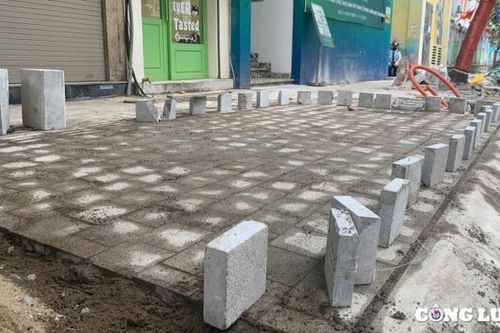 Chủ tịch Hà Nội yêu cầu tăng cường kiểm tra, giám sát chất lượng thi công lát đá vỉa hè