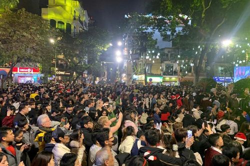 'Biển rác' sau đêm Noel tại Hà Nội