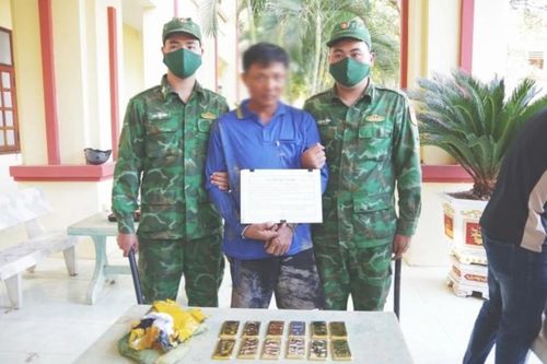 Điều tra vụ vận chuyển hơn 12kg vàng qua biên giới