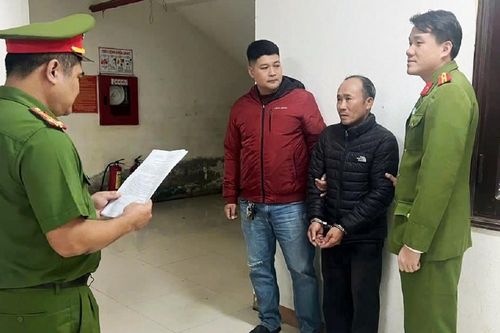 Tạm giữ tài xế đi vào đường cấm, 'phớt lờ' hiệu lệnh của CSGT, bỏ chạy lạng lách trên đường
