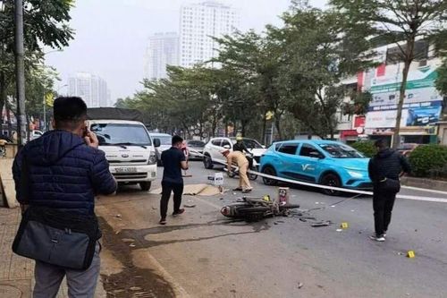 Xe máy va chạm với xe đầu kéo trên đường phố Hà Nội, 1 người tử vong