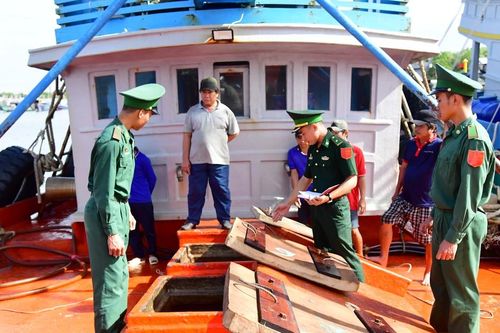 Hải đoàn Biên Phòng 18 phát hiện tàu chở 50.000 lít dầu không có hóa đơn