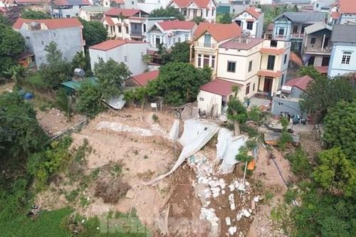 Hà Nội: Đê sạt lở, nhà dân bị nghiêng, nứt