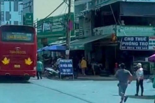 Bắt hai tài xế xe ôm rượt đánh nhân viên xe khách trước cổng bệnh viện tại TPHCM