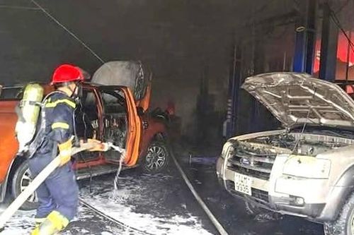 Hiện trường vụ cháy thiêu rụi nhiều ô tô ở Hạ Long