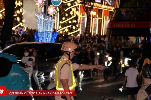 CSGT TP.HCM thâu đêm điều tiết giao thông phục vụ người dân chơi Noel