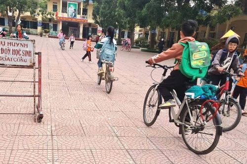 Bài học của ông bố khi con trai không cho dừng xe hơi trước cổng trường đưa đón
