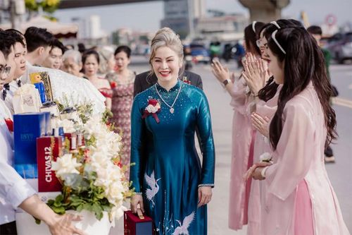 Mẹ chồng ở Cần Thơ 'gây sốt mạng' với vẻ đẹp nền nã, quý phái