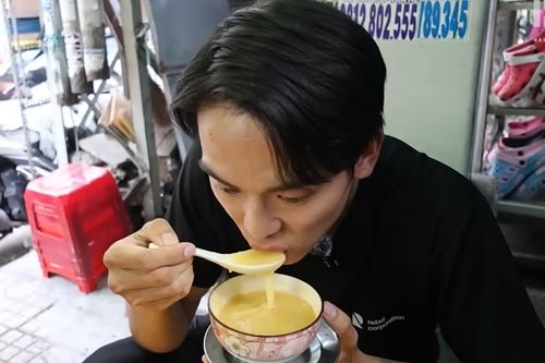 Khách Hàn ngồi vỉa hè ở TPHCM ăn món lạ từ trứng sống, nức nở khen ngon
