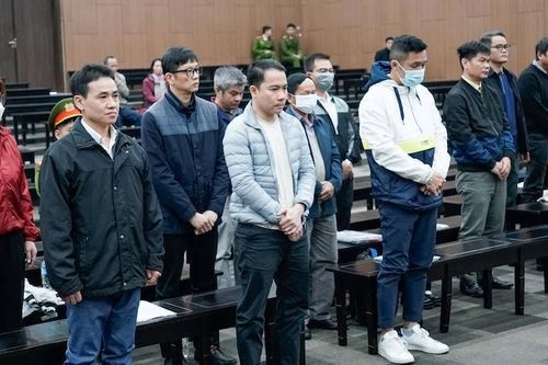 Nhận hối lộ hơn 4 tỷ, bị cáo Trần Tùng nghẹn giọng: Sai lầm đã phá hỏng tất cả