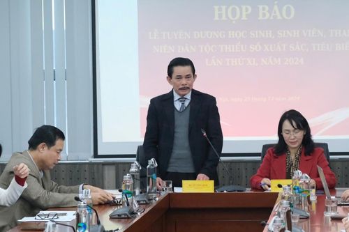 Trưởng thôn đưa hàng trăm người dân lên núi lánh nạn được vinh danh