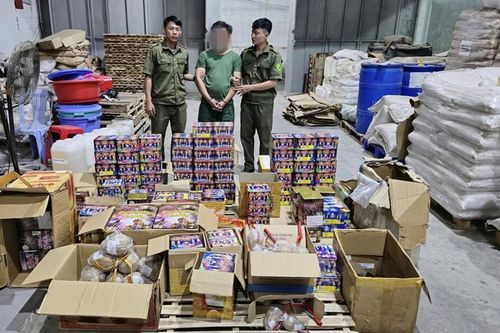 Tạm giữ đối tượng tàng trữ, vận chuyển hàng cấm