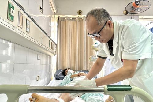 Cấp cứu thành công người bệnh đứt lìa cổ chân do máy cắt cỏ