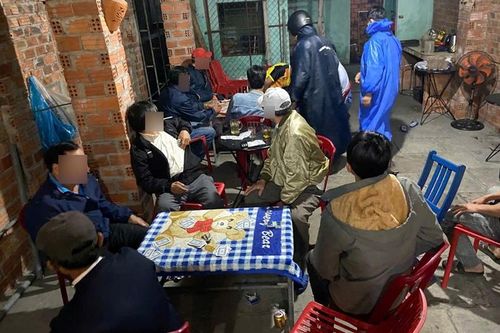 Dùng muỗng cà phê làm vật quy đổi để đánh bạc