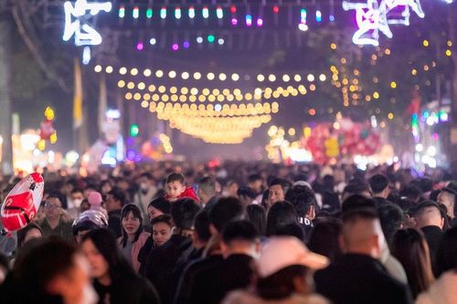 Biển người đổ về nhà thờ lớn nhất thành Vinh đón Giáng sinh