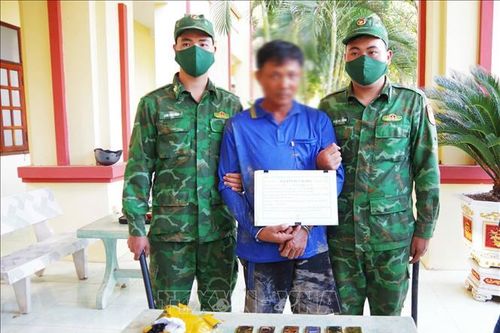 Bắt giữ đối tượng vận chuyển trái phép hơn 12kg vàng
