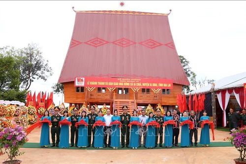 Bộ Quốc phòng bàn giao nhà rông cho xã biên giới của tỉnh Gia Lai