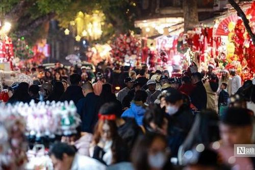 Hà Nội: Dòng người nối đuôi tận hưởng Giáng sinh 2024