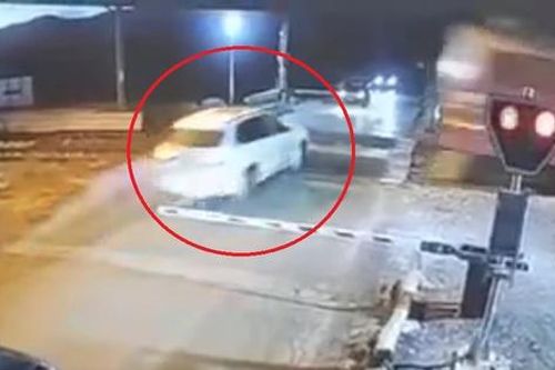 Vượt qua đường ray, BMW X5 bị tàu hỏa tông gãy đôi