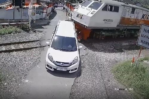 Ô tô bị đoàn tàu đâm trúng, 3 người trong gia đình thoát chết