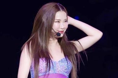 Bụng bầu vượt mặt, nữ ca sĩ vẫn lên sân khấu biểu diễn với thần thái tự tin đỉnh cao