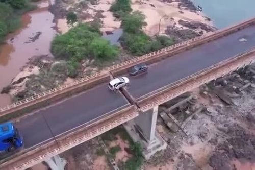 Clip: Cầu sập khiến ít nhất 4 người thiệt mạng, hơn 10 người mất tích