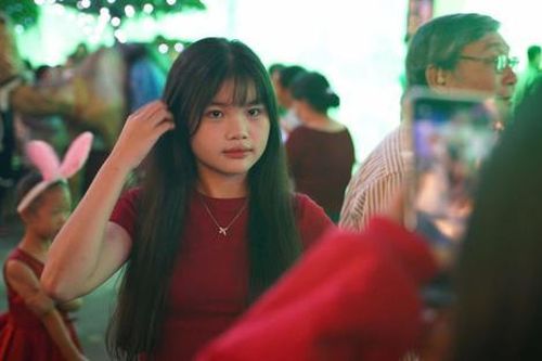 Noel ngập tràn TPHCM: Xóm đạo quận 8 thu hút giới trẻ, đường phố kẹt cứng nhiều giờ