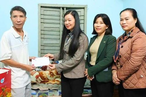 Phó Chủ tịch Hội LHPN Việt Nam Nguyễn Thị Thu Hiền tặng quà 'Tết yêu thương' tại Phú Yên