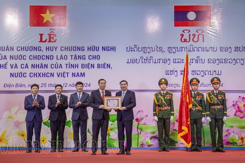 Trao tặng Huân, Huy chương của Nhà nước Lào cho các tập thể, cá nhân