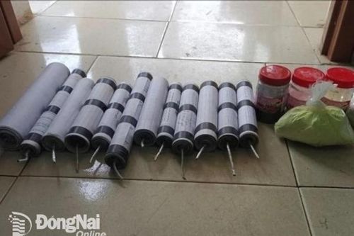 Một thiếu niên tại huyện Định Quán bị bỏng giác mạc do chơi pháo nổ