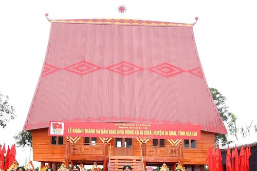 Binh đoàn 15 bàn giao nhà rông văn hóa cho xã Ia Chía