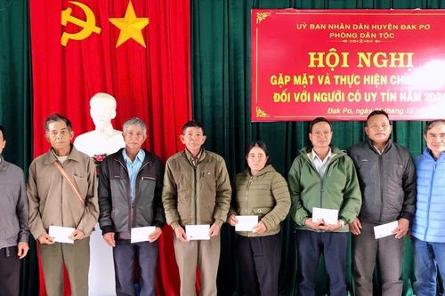 Đak Pơ tặng 20 suất quà cho người có uy tín