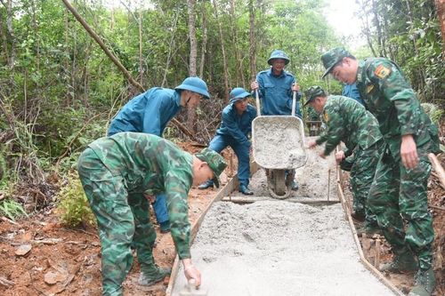 Thanh Long xây dựng và huấn luyện dân quân vững mạnh