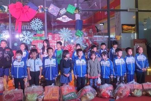Đức Trọng: Trao 40 phần quà cho các em thiếu nhi có hoàn cảnh khó khăn