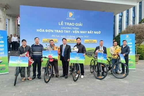Công ty xăng dầu Lâm Đồng trao thưởng gần 300 triệu đồng cho khách hàng may mắn
