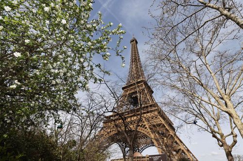 Cháy tại tháp Eiffel trước đêm Giáng Sinh