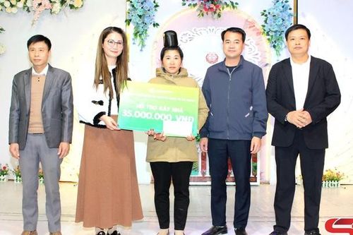 Trao 35 triệu đồng hỗ trợ xóa nhà tạm cho hộ nghèo