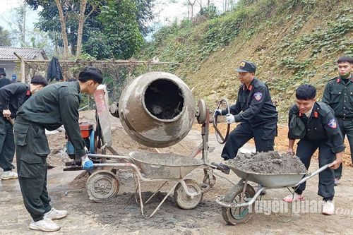 Phòng Cảnh sát cơ động huấn luyện phương án tác chiến và hoạt động tình nguyện tại Sinh Long