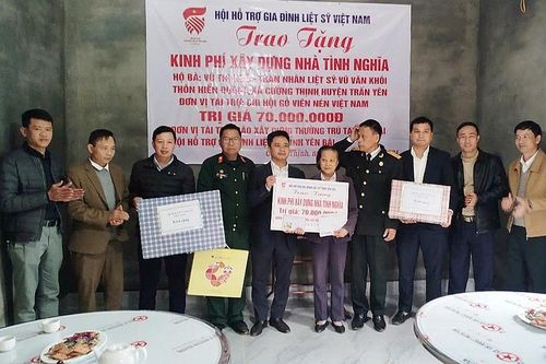 Trấn Yên (Yên Bái): Trao 210 triệu đồng hỗ trợ làm nhà tình nghĩa cho các gia đình thân nhân, thờ cúng liệt sỹ