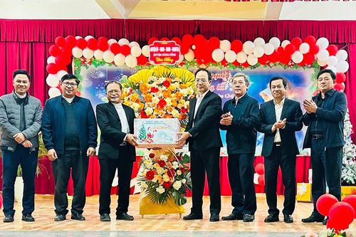 Thanh Hóa: Lãnh đạo huyện Nông Cống thăm, chúc mừng các cơ sở Công giáo nhân dịp lễ Giáng sinh