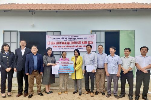 Khối thi đua các đơn vị tài chính, tổng hợp Trung ương tỉnh Bình Định tổ chức bàn giao nhà Đại đoàn kết