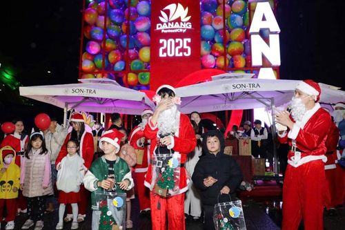 Đà Nẵng: Sôi động chương trình 'Vui cùng ông già Noel tặng quà'