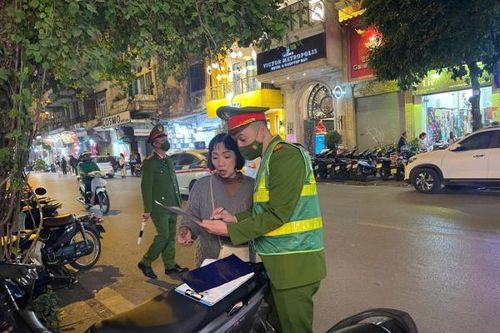 Công an quận Hoàn Kiếm xử lý 14 điểm trông xe trái phép trong đêm Noel