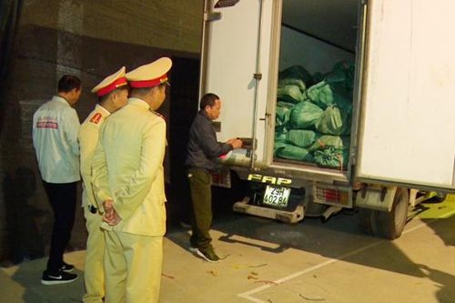 Hơn 100 bao tải chứa lòng bò bốc mùi tuồn từ biên giới Lạng Sơn về Hà Nội