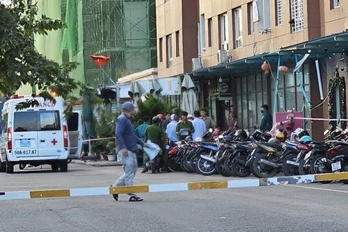 Người đàn ông tử vong cạnh nhiều tấm kính vỡ dưới sảnh chung cư