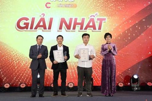 Chùm ảnh bộ đội dầm mình giúp dân Làng Nủ đoạt giải Nhất ảnh báo chí 'Khoảnh khắc vàng' năm 2024
