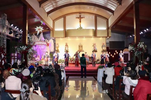 Thành phố rộn ràng không khí Giáng sinh