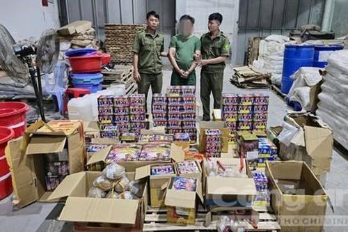 Hai công nhân mua hàng trăm kg pháo hoa về giấu trong nhà kho công ty